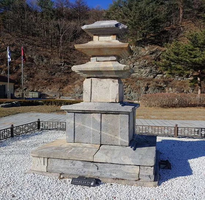 태백본적사지삼층석탑재