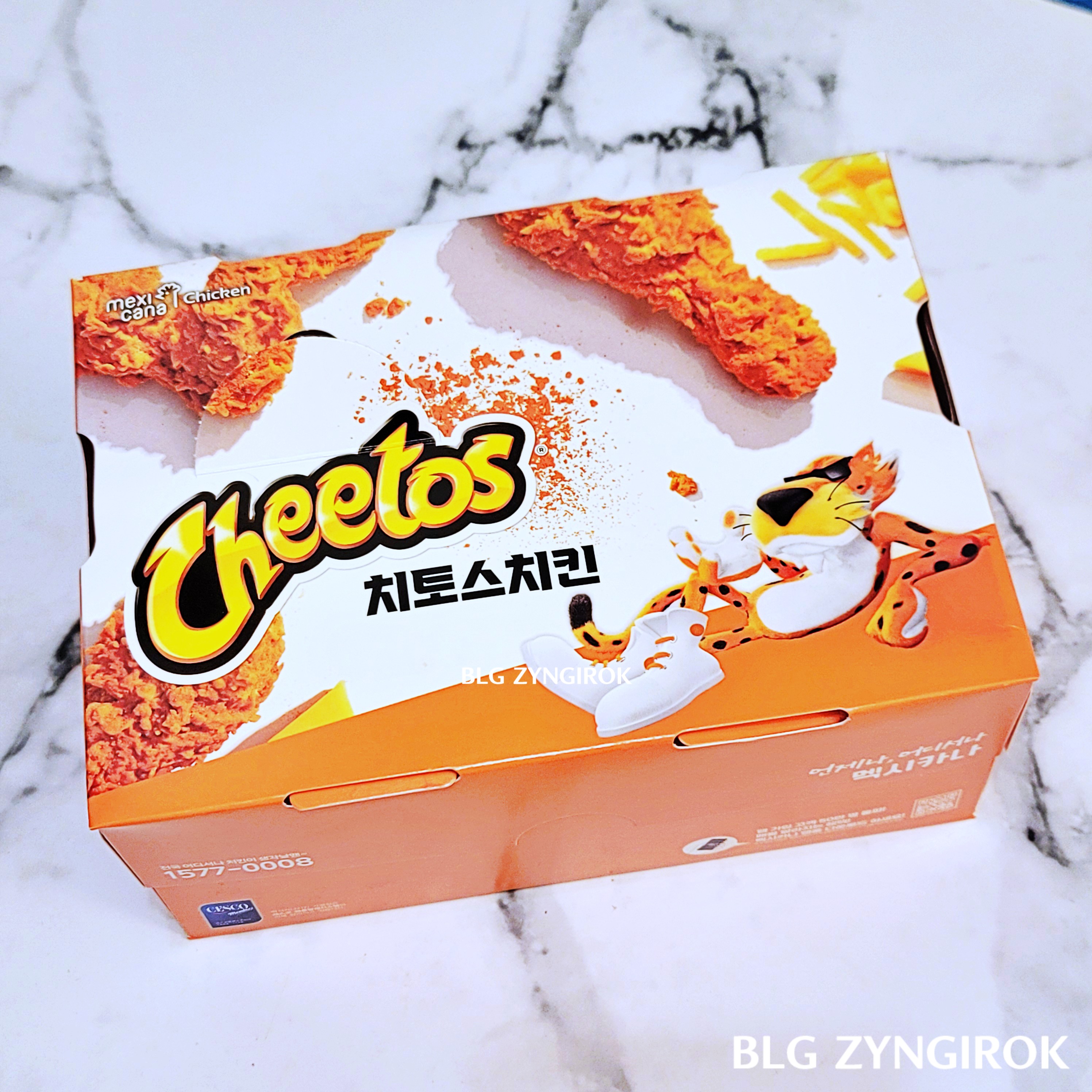 치토스 치킨 한 상자가 테이블 위에 놓여있다.