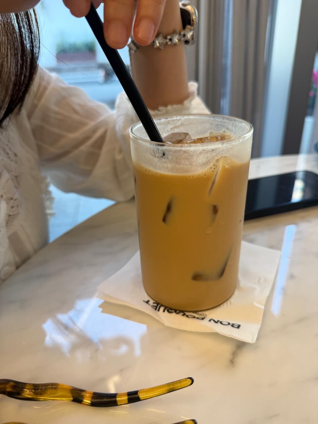 강남 본부케 카페에서 주문한 라떼
