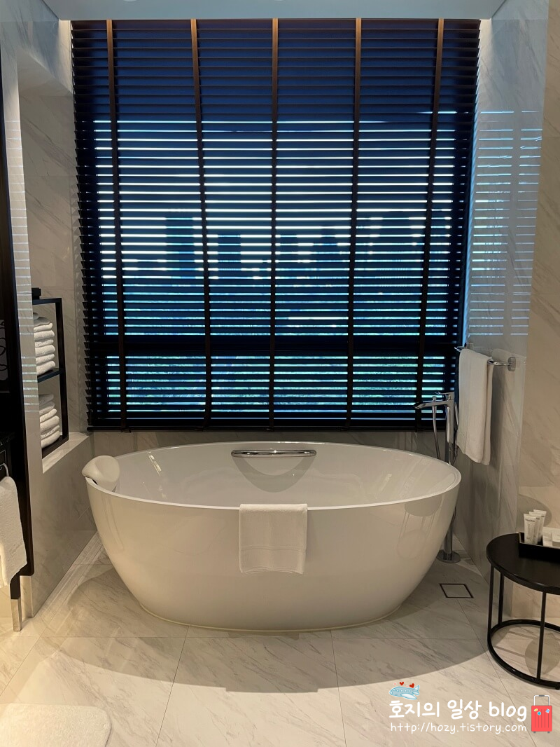 방콕 신돈켐핀스키 그랜드 이그제큐티브 스위트룸 욕실 욕조