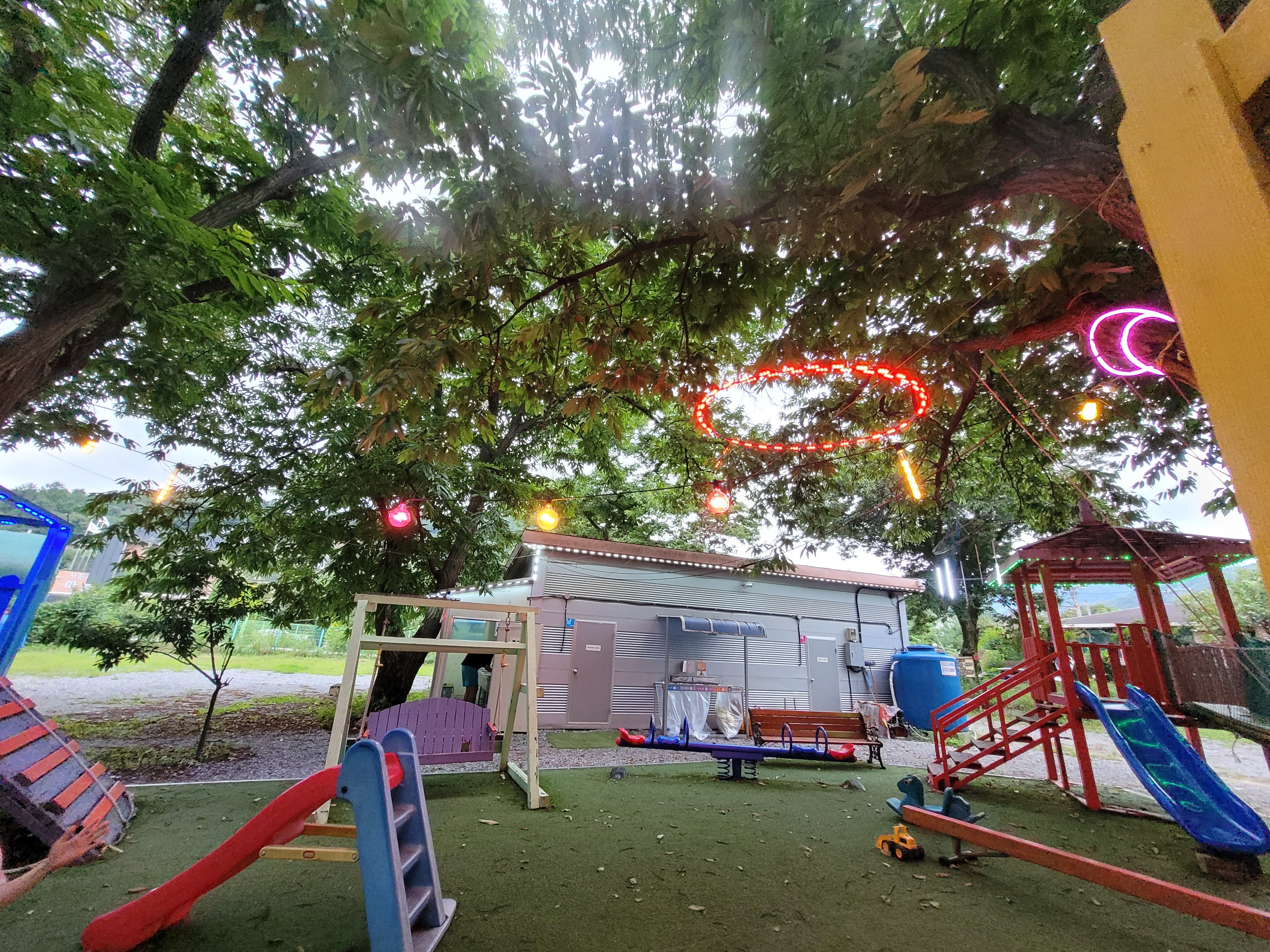 놀이터 저녁 조명