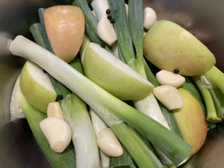 마늘과 통후추도 냄비에 담기