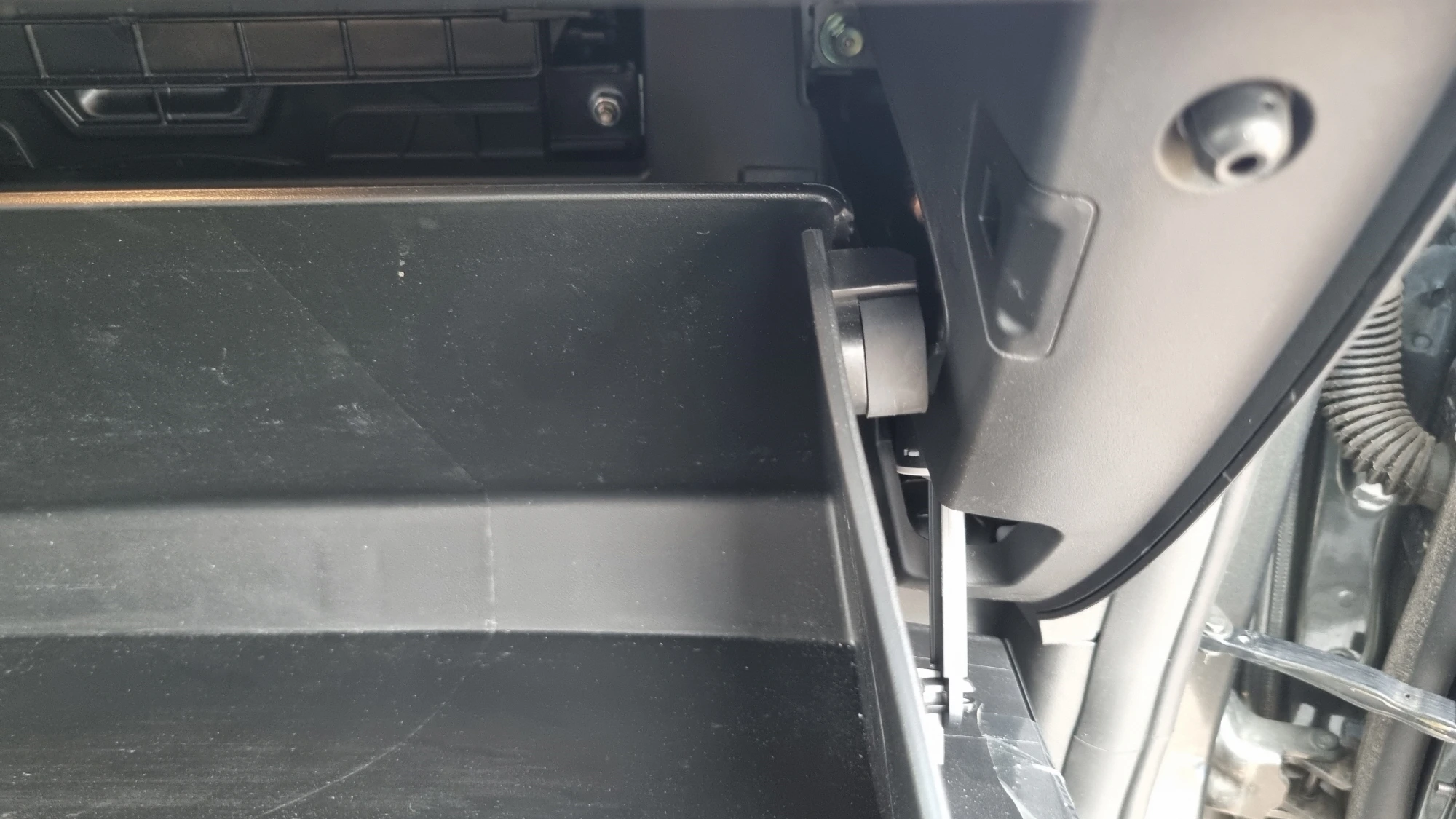 글로브박스 걸쇠 끼우는 모습