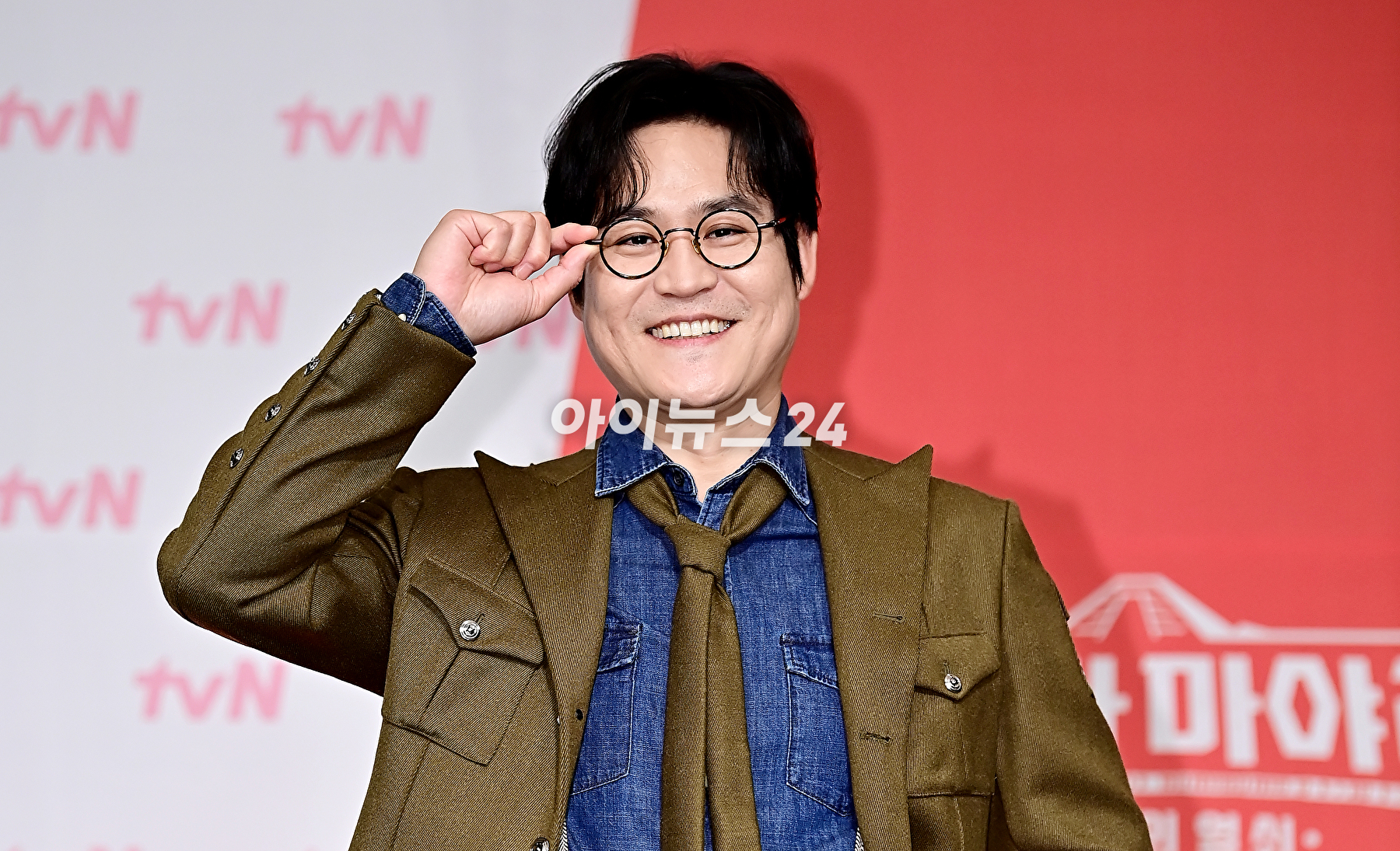 배우 김성균이 1일 오후 서울 마포구 서울가든호텔에서 열린 tvN '형따라 마야로 : 아홉 개의 열쇠' 제작발표회에서 포토타임을 갖고 있다. [사진=곽영래 기자]