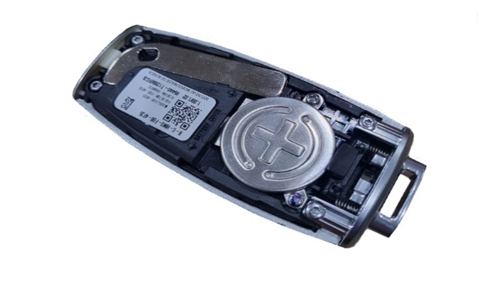 G80 스마트키에 새 CR2032 코인셀을 삽입하는 모습