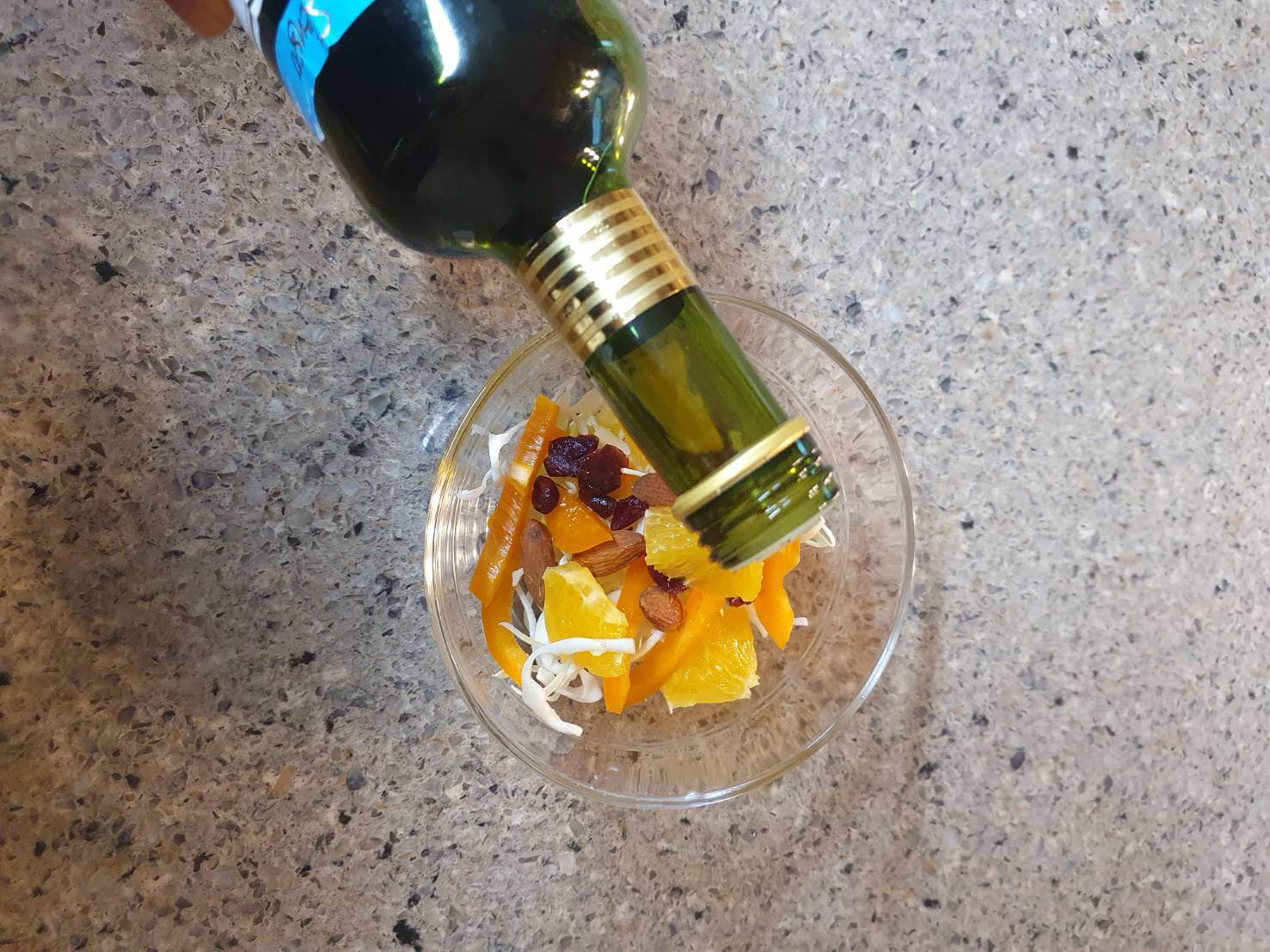 발사믹식초 샐러드에 뿌리는 사진