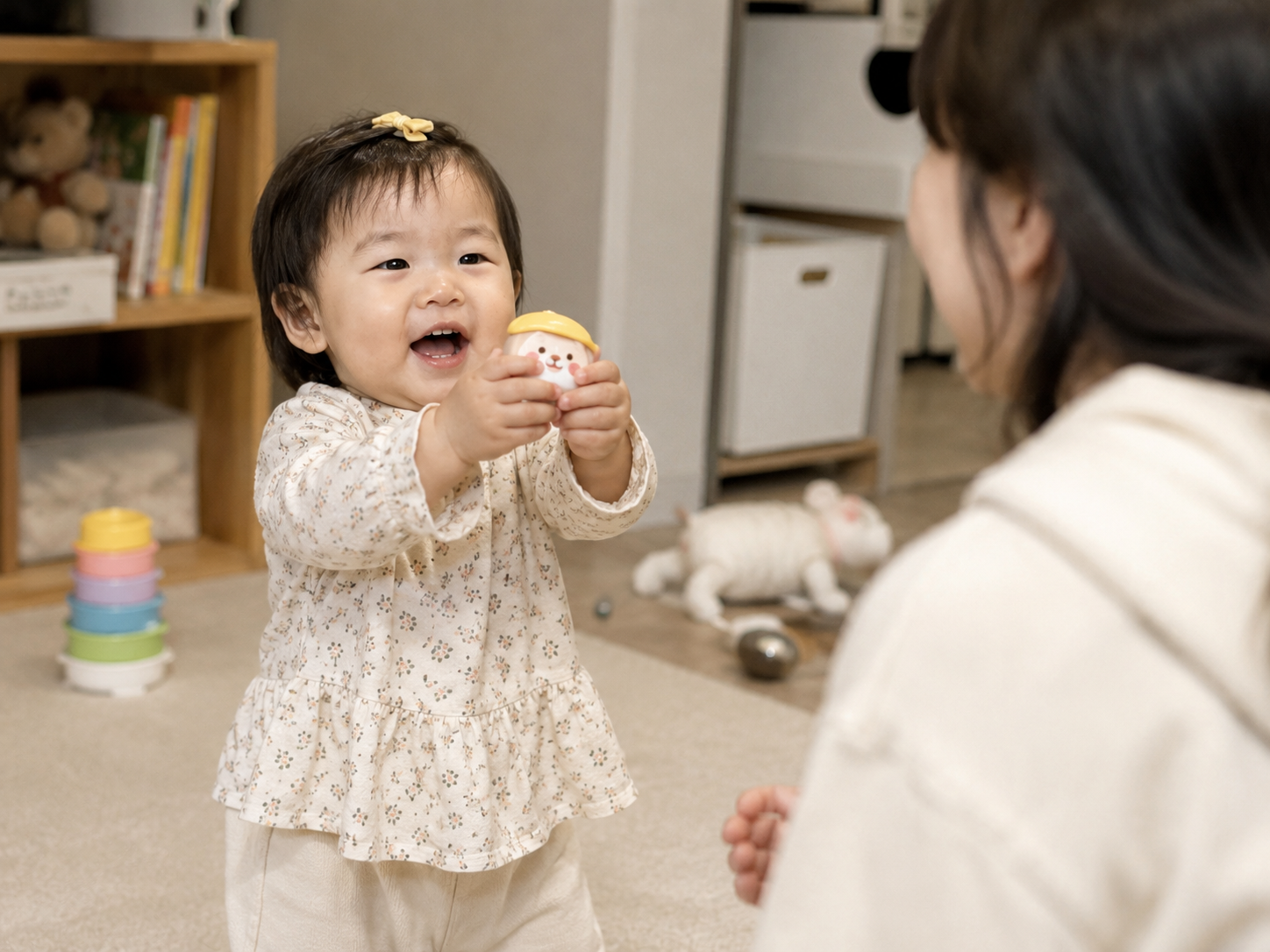 15개월 아기 사회성 발달, 좋아하는 장난감을 엄마에게 보여주며 기뻐하는 한국 여자아기