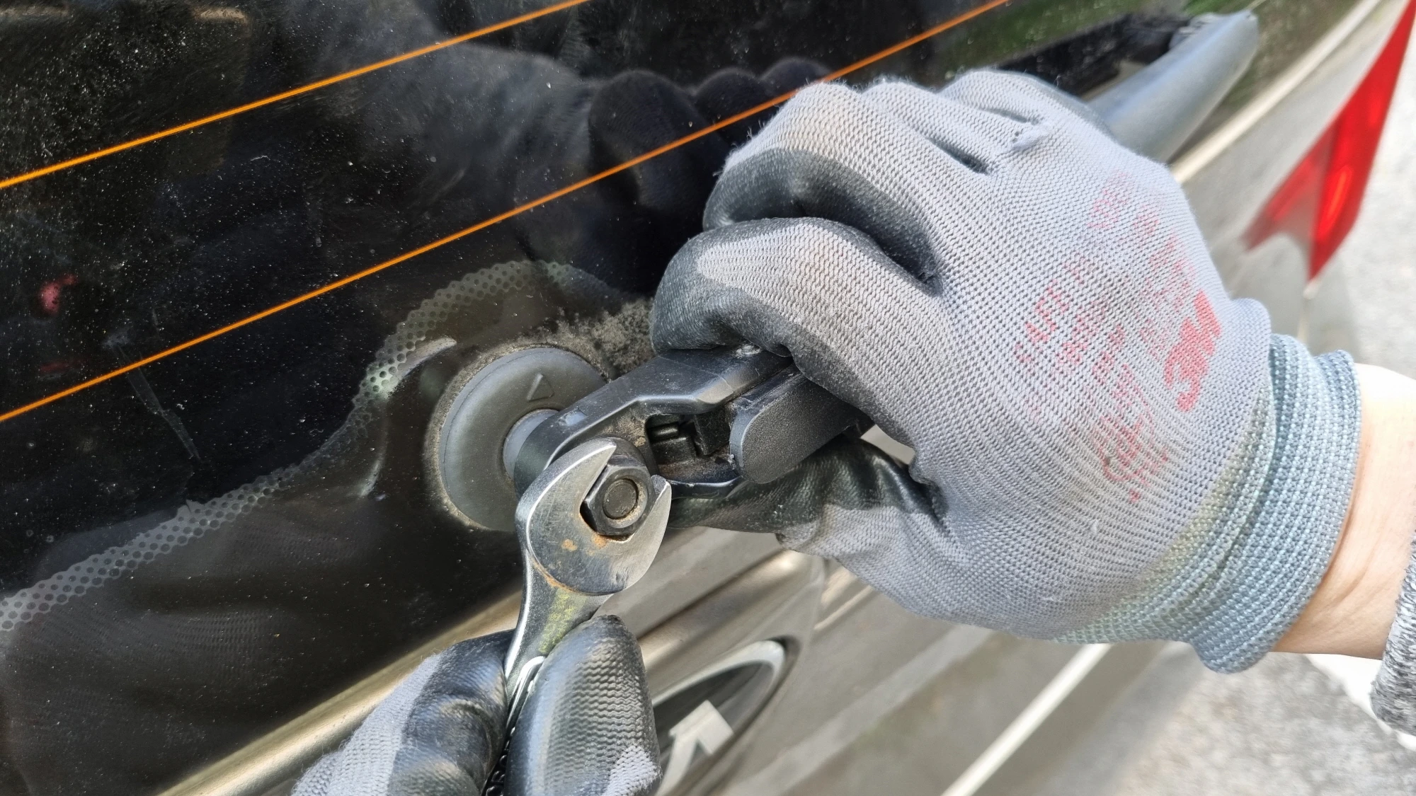 와이퍼암 고정너트 푸는 모습