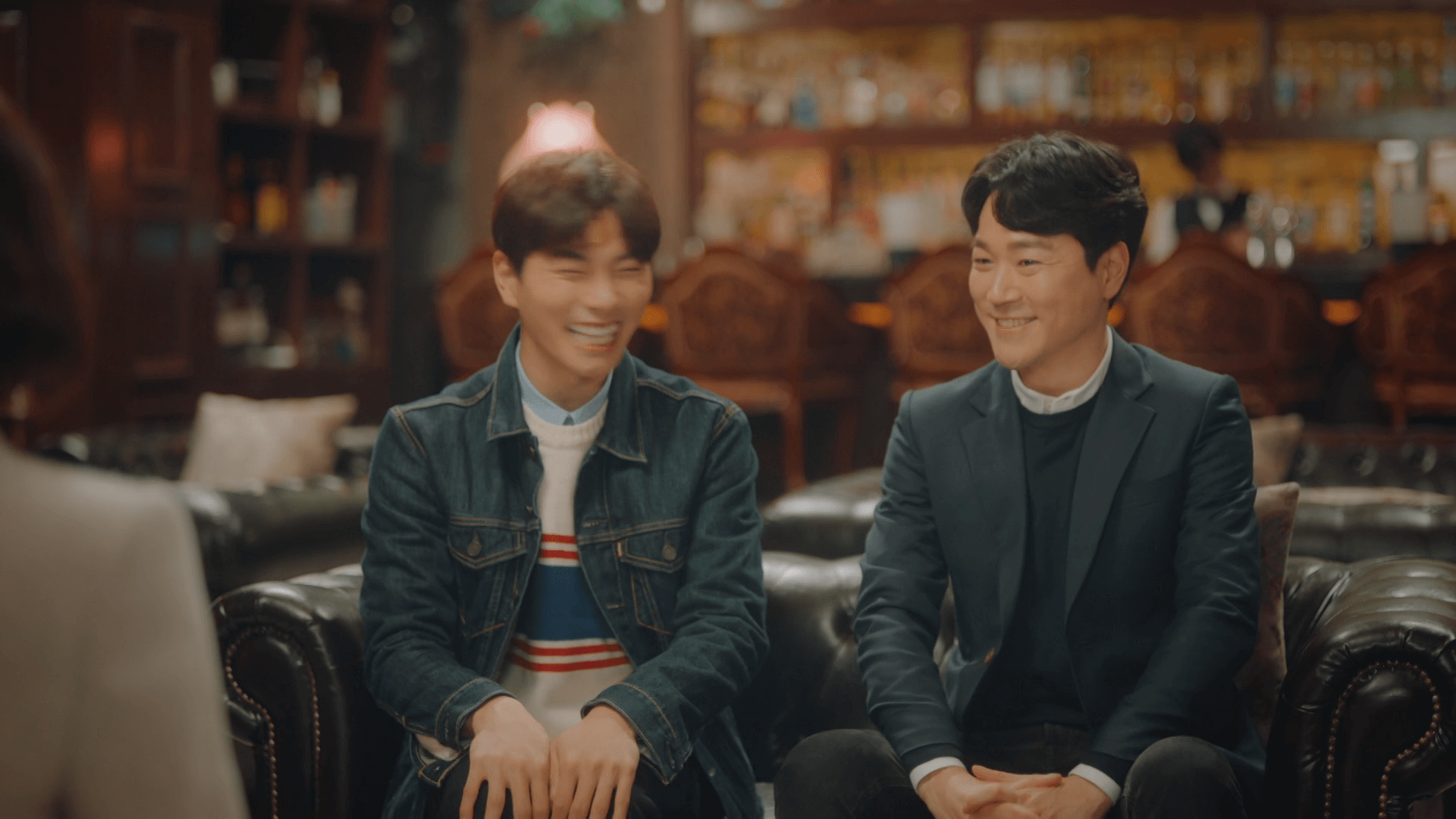 넷플릭스 '으라차차 와이키키' 시즌1 11화 - 소개킹을 주선하고 있는 이준기(이이경)