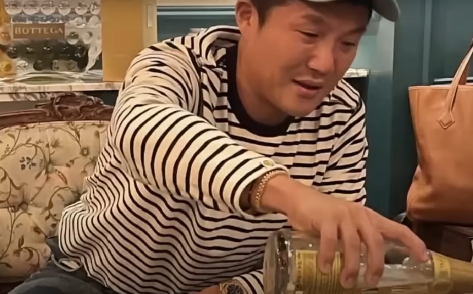 조세호, 조세호 논란, 조세호 조폭, 조세호 조폭 연루, 연예인 조폭설, 조세호 프로필, 조세호 키, 조세호 나이, 조세호 나이 키, 조세호 정국, 방탄 정국 사건, 조세호 유방암 행사, 예능인 이미지 관리, 유 퀴즈 조세호, 1박 2일 조세호, 조세호 결혼, 조세호 고가 선물, 연예계 루머, 연예인 해명, 예능인 논란, 조세호 MBTI