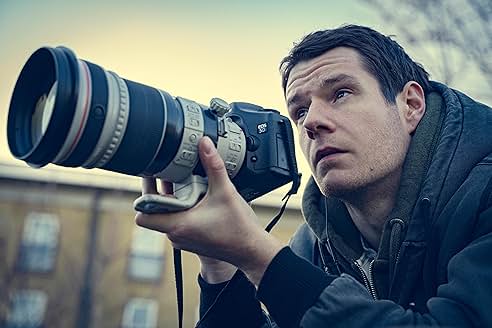 SCOOP 장면, 카메라를 든 남성이 바깥에서 촬영하는 모습