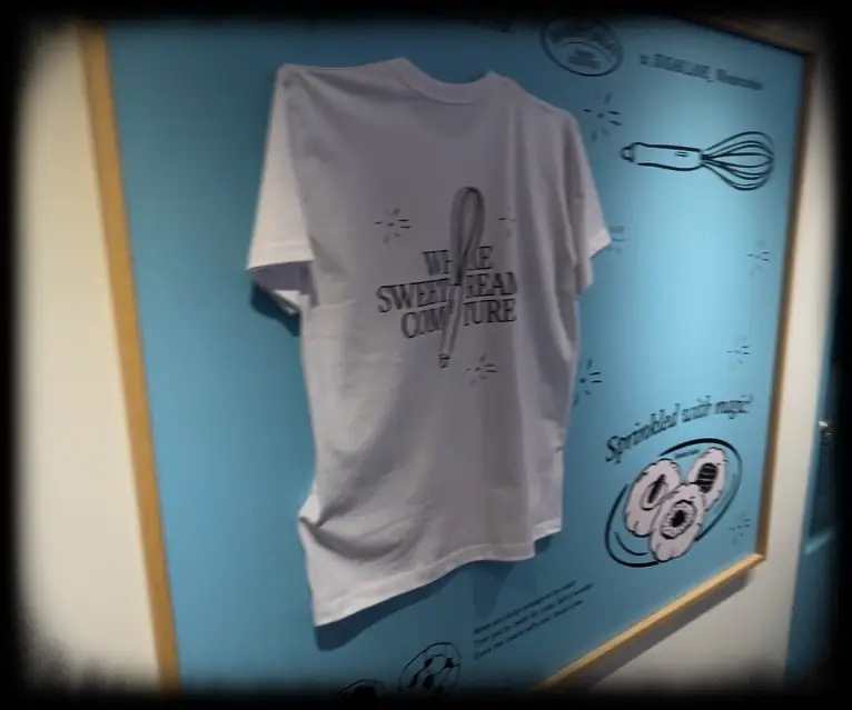안국역-원더쿠키-매장-내부-아이템-티셔츠-벽에-걸려있는-사진