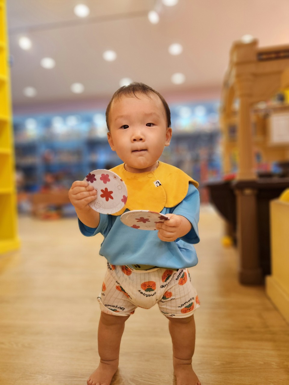 접시 놀잇감 들고 걸어가는 중인 11개월 아기