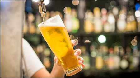 맥주를 따르고 있는 모습