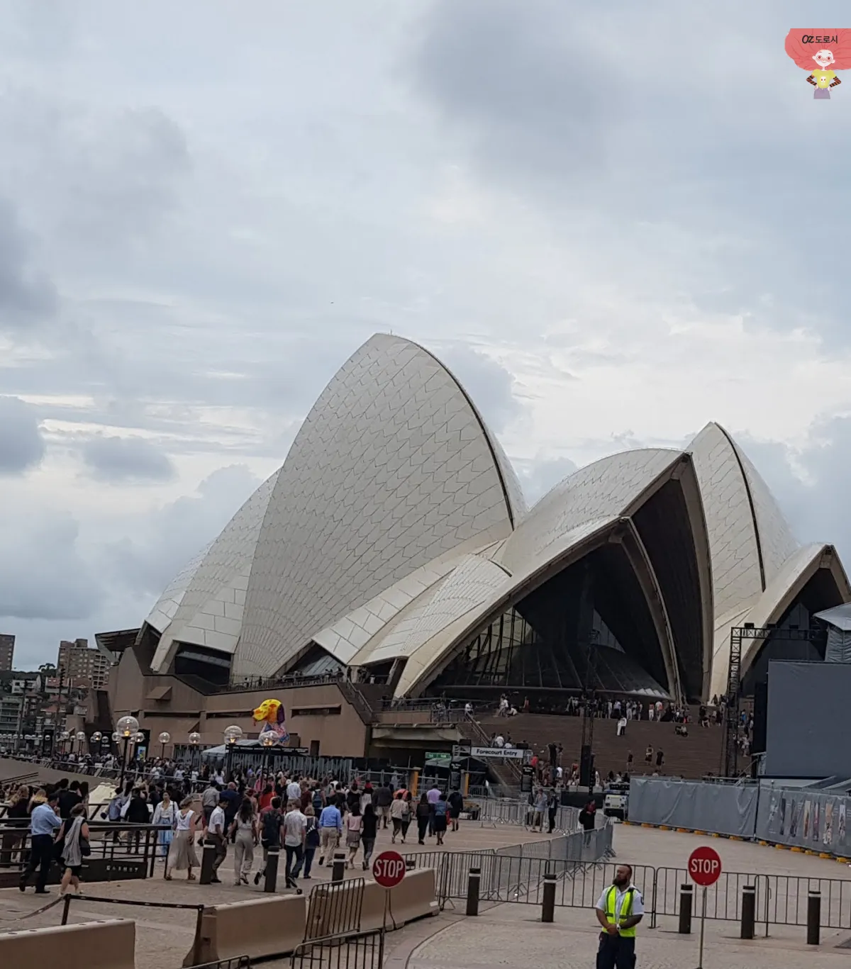 호주-시드니-오페라하우스-앞-많은-사람들