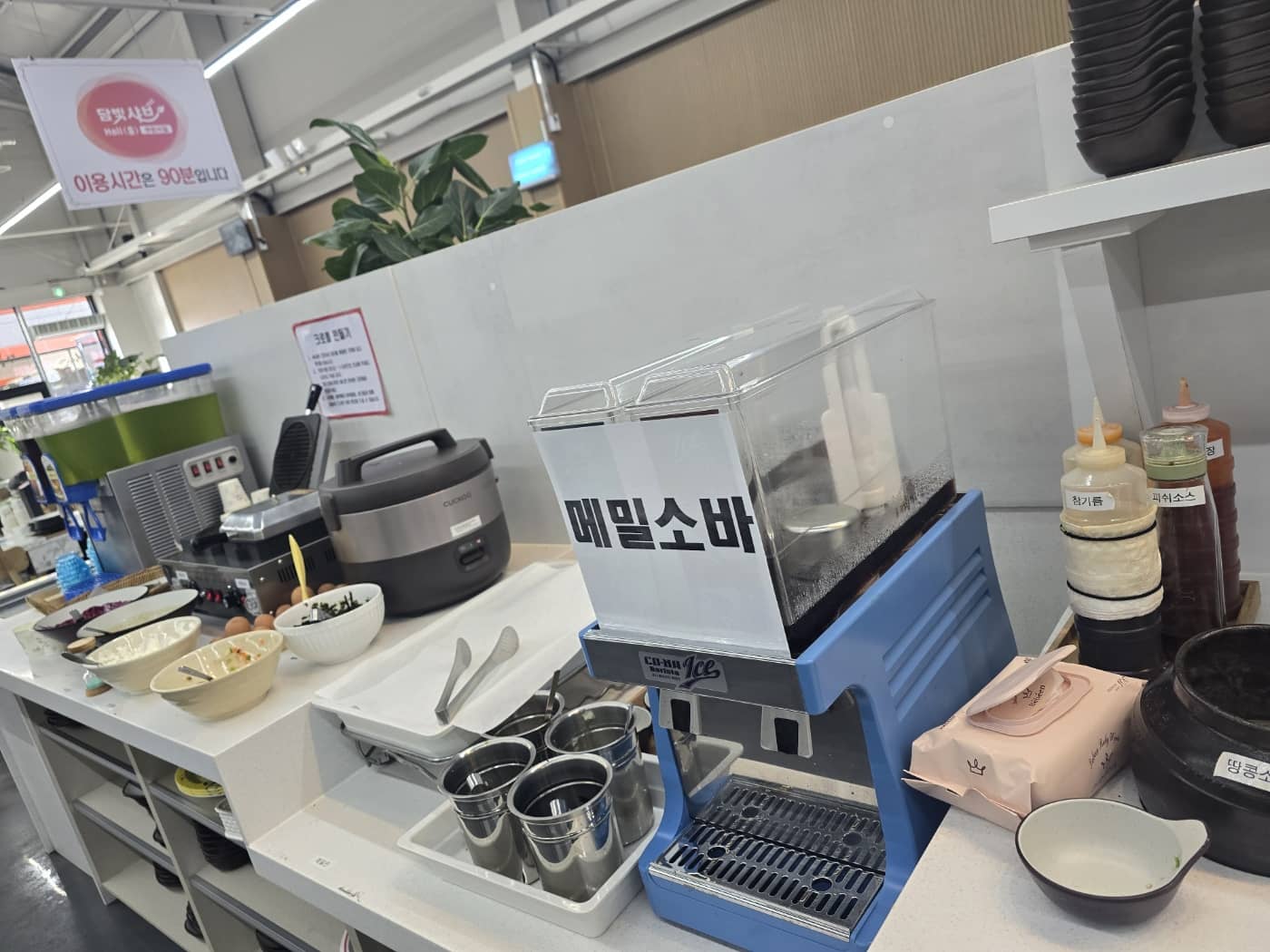 샤브샤브코너에 댜양한 먹거리 및 메밀소바등이 준비되어 있음