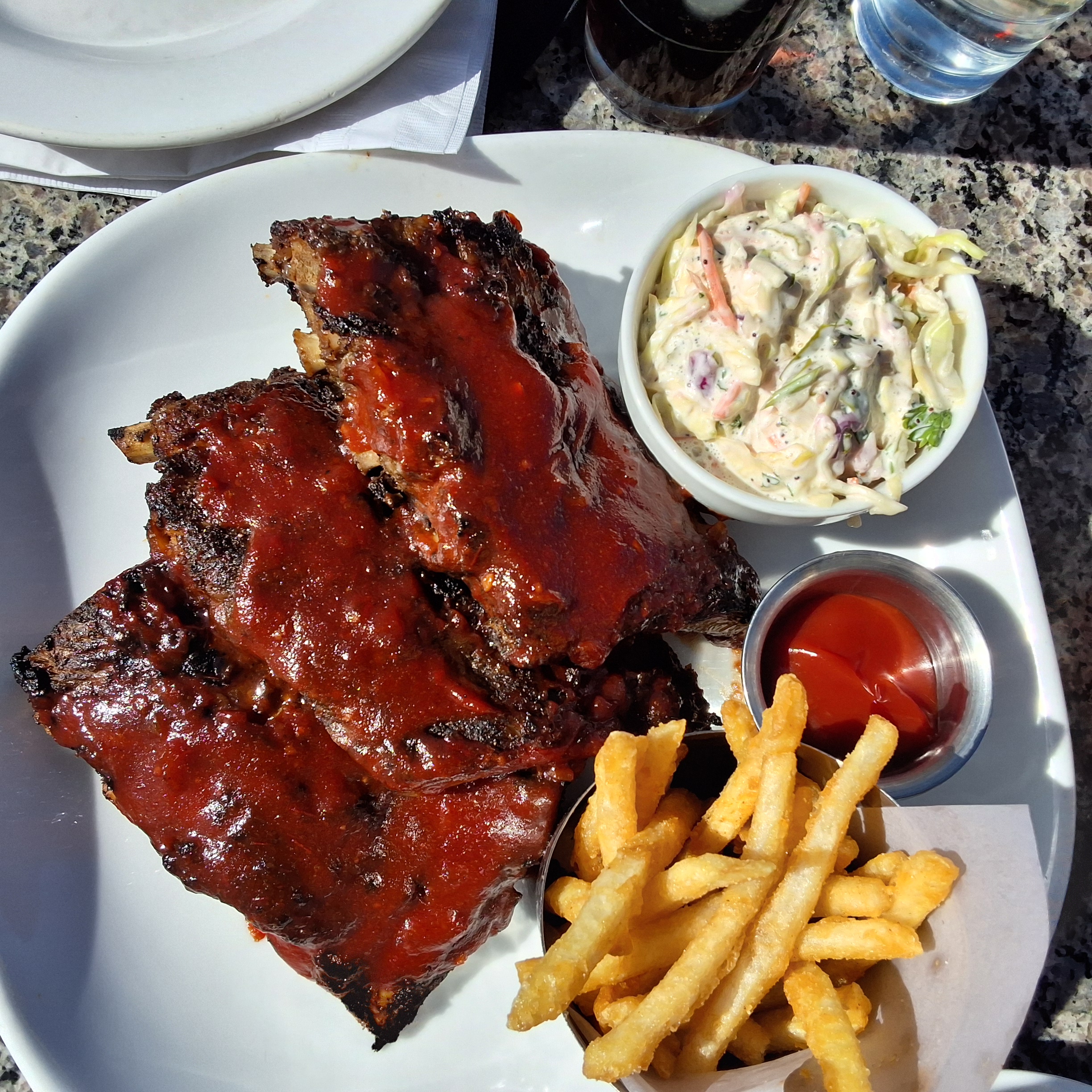 세도나 The Hudson 레스토랑에서 서빙된 바비큐 립과 사이드 메뉴