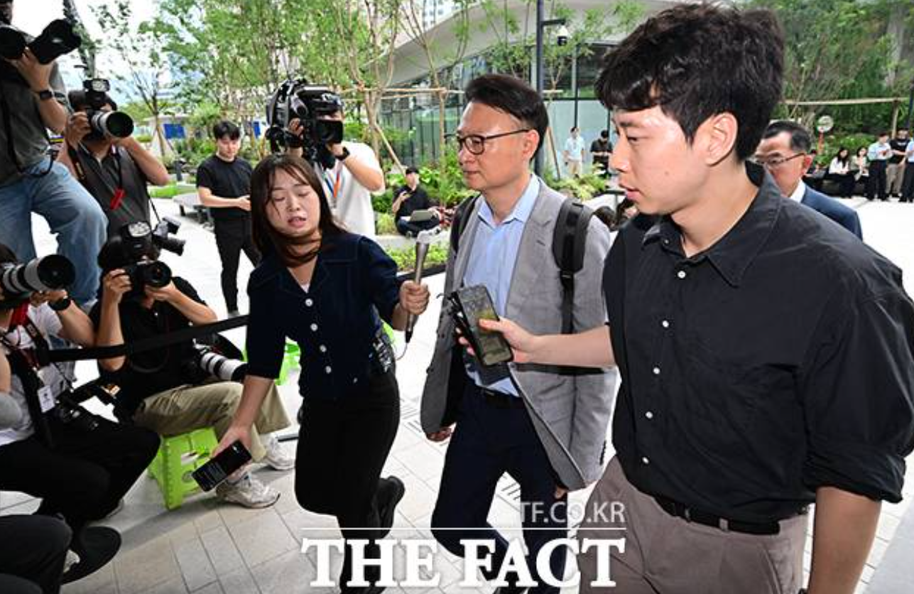 구세현 전 웰바이오텍 대표(가운데)가 13일 오전 서울 종로구 KT광화문빌딩에 마련된 '김건희 특검' 사무실로 피의자 소환돼 출석하고 있다
