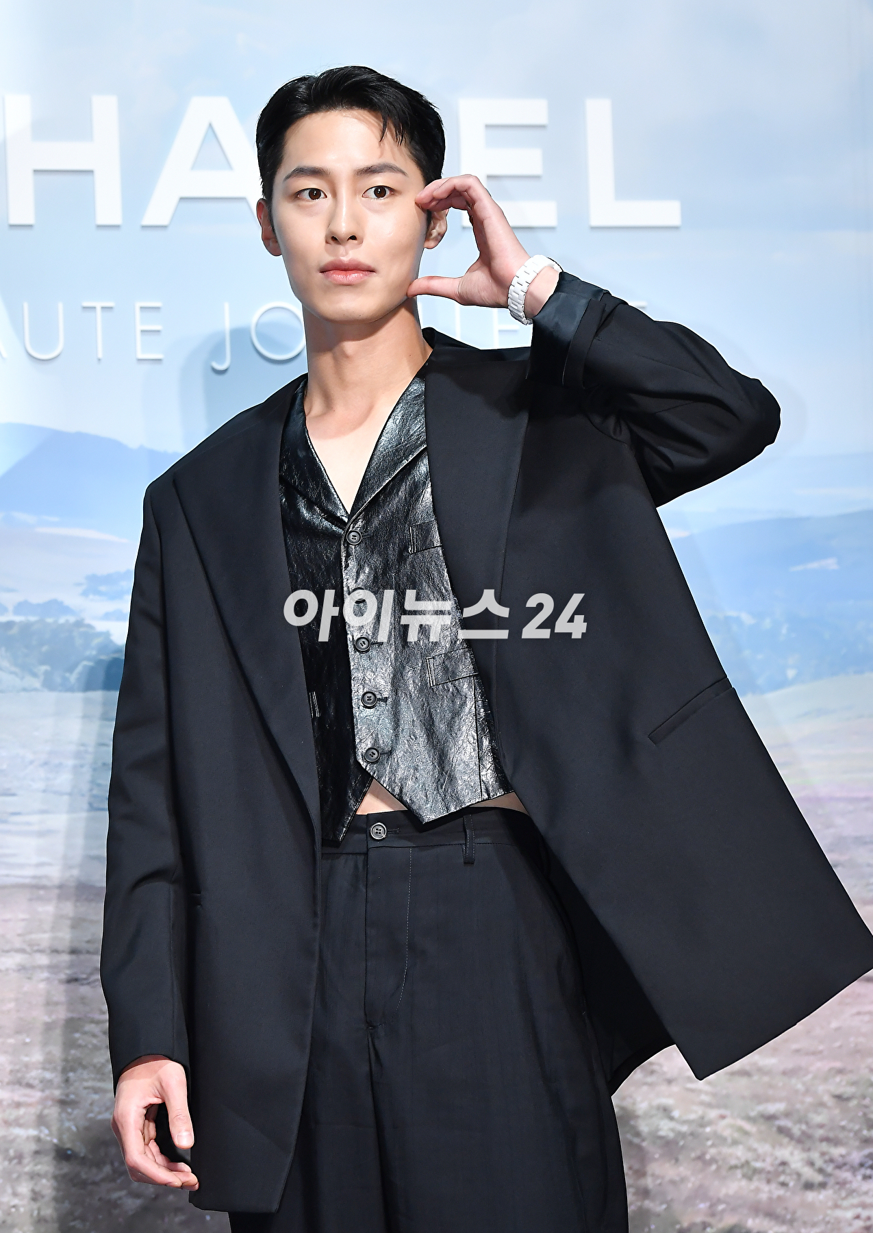 배우 이재욱이 27일 오후 서울 광진구 파이팩토리 스튜디오에서 열린 트위드 샤넬 주얼리 행사에서 포토타임을 갖고 있다. [사진=곽영래 기자]