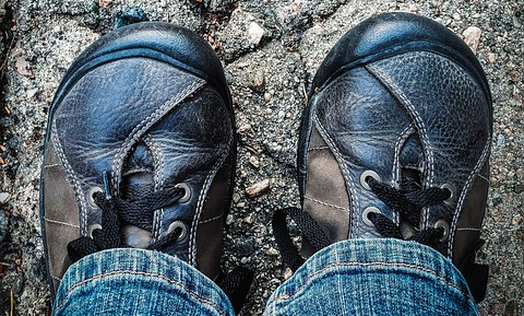 나처럼 힘든 선택에 직면한 사람을 찾아보자.