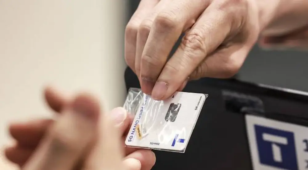 STK 유심 건네는 장면