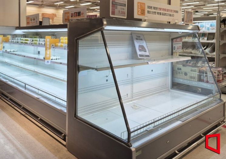 3일 오후 경기도 부천시의 이마트 중동점 달걀 매대가 비어 있다.