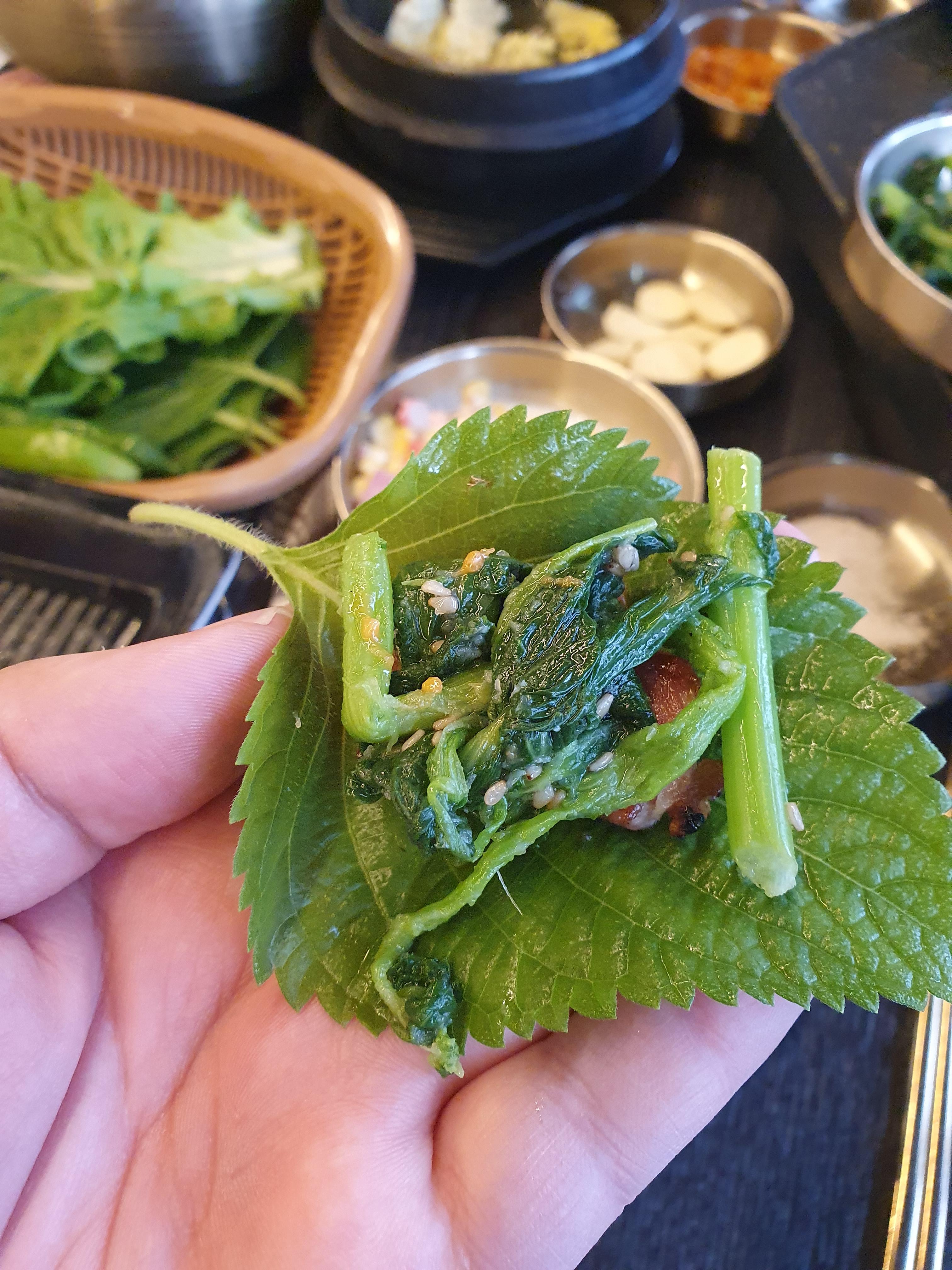 유채나물과 함께 흑돼지 콜라보