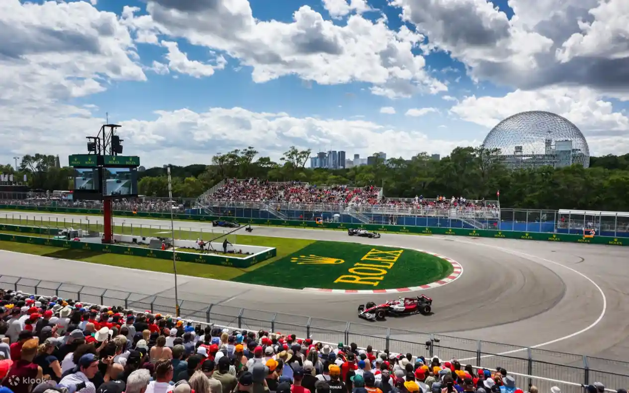 포뮬러 1 캐나다 그랑프리 2026 티켓 예약으로 몬트리올 질 빌뇌브 서킷 코너를 질주하는 F1 머신을 그랜드스탠드에서 직관하는 모습