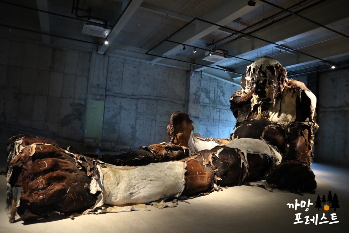 아라리오 뮤지엄 가죽으로 만든 거대한 거인