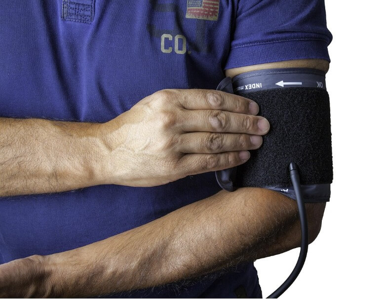 스스로 혈압을 재고 있는 남성