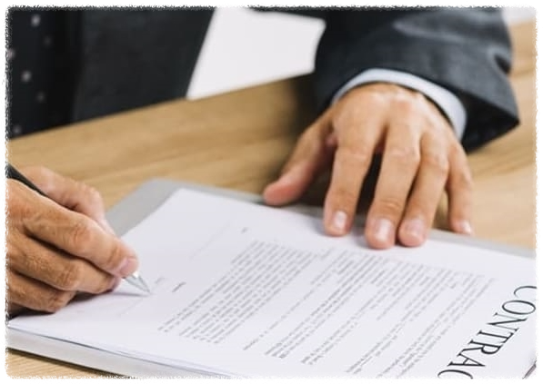계약서를-작성하고-있는-남자의-손