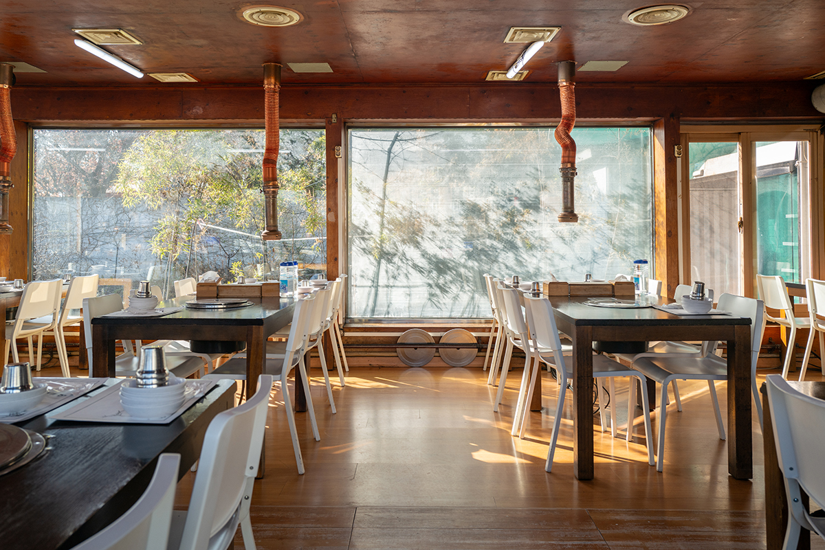 어느 한 갈비집의 실내 사진. 넓은 공간에 테이블의 균일한 배치까지 공간감이 잘 드러나있다.