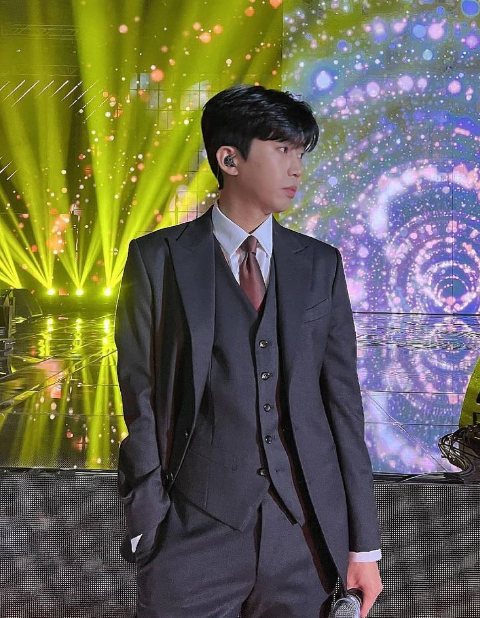 가수임영웅-마이크들고-서있는사진