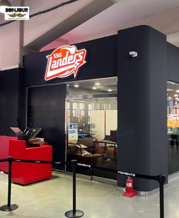 2026 시즌 2배 확장된 랜더스 플래그십 스토어 외관 뒷문