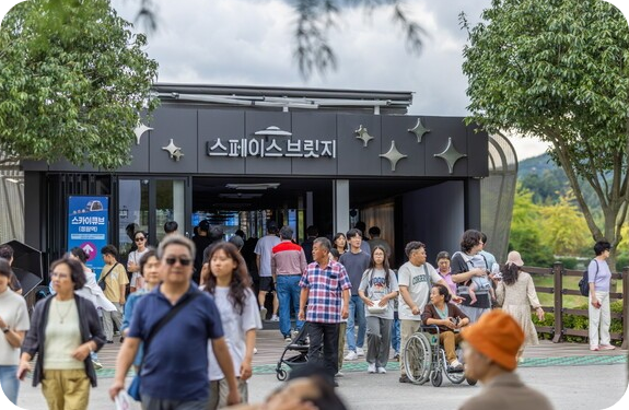 순천만국가정원 낙우송길 관람객들 [사진 : 순천시 제공]