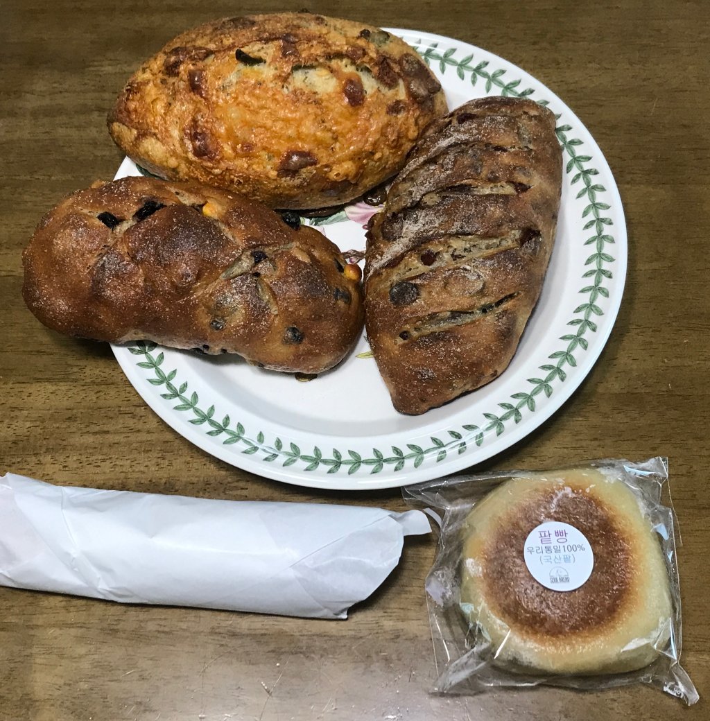 위쪽에 있는 것이 허브 5치즈 사워도우, 왼쪽이 블루베리 밤 콩 사워도우, 오른쪽이 크랜베리 호두 사워도우입니다.