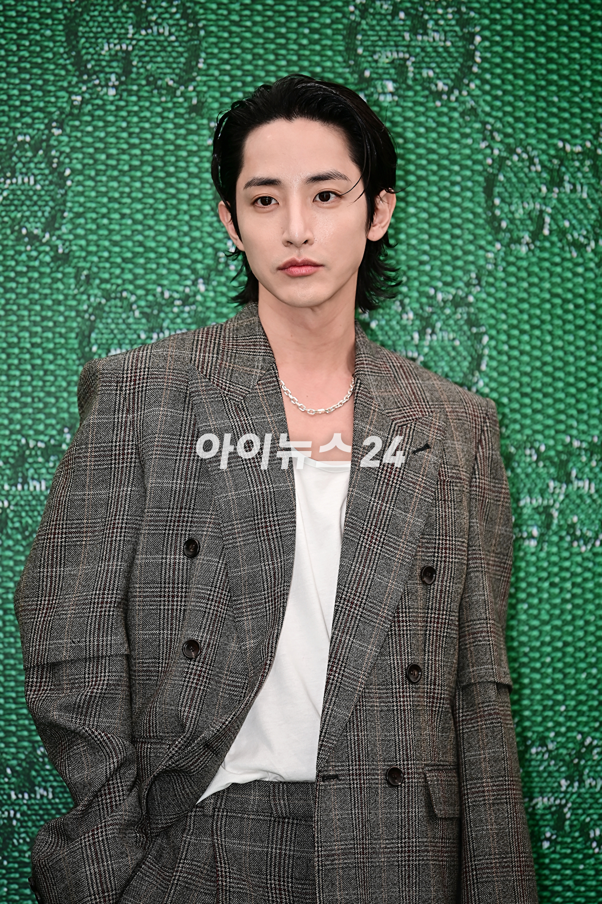 모델 이수혁이 6일 오후 서울 용산구 구찌가옥에서 열린 구찌(GUCCI) 신제품 출시 기념 행사에서 포토타임을 갖고 있다. [사진=곽영래 기자]