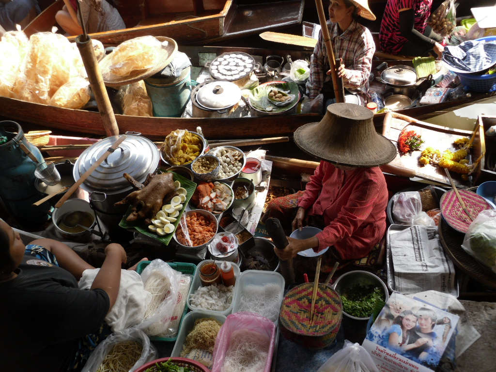 배 위에서 직접 요리해 주는 현지 음식