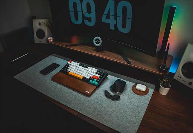 깔끔하게 정리된 책상