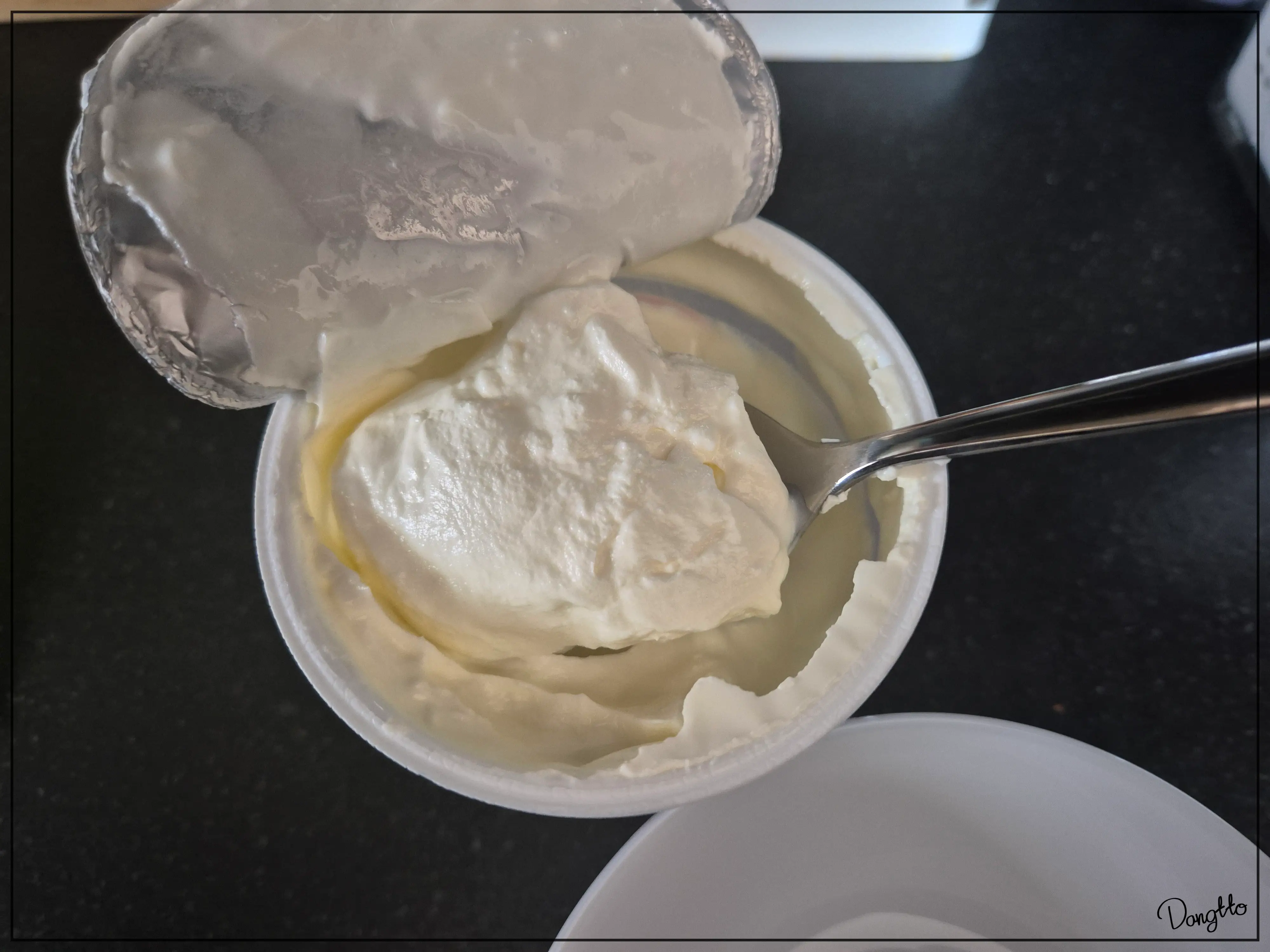 마트에서-실제로-판매하는-그릭요거트의-내부-질감을-보여주기-위해-숟가락으로-떠서-확대한-사진