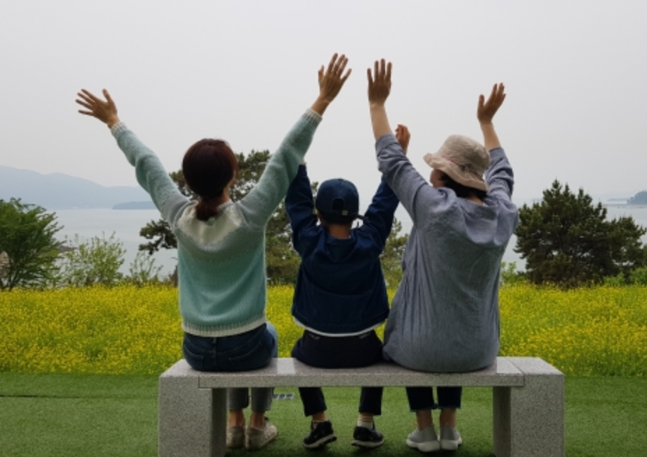 며느리, 아들, 시어머니 3명이 손을 들고 바다를 바라보는 뒷모습사진 자료