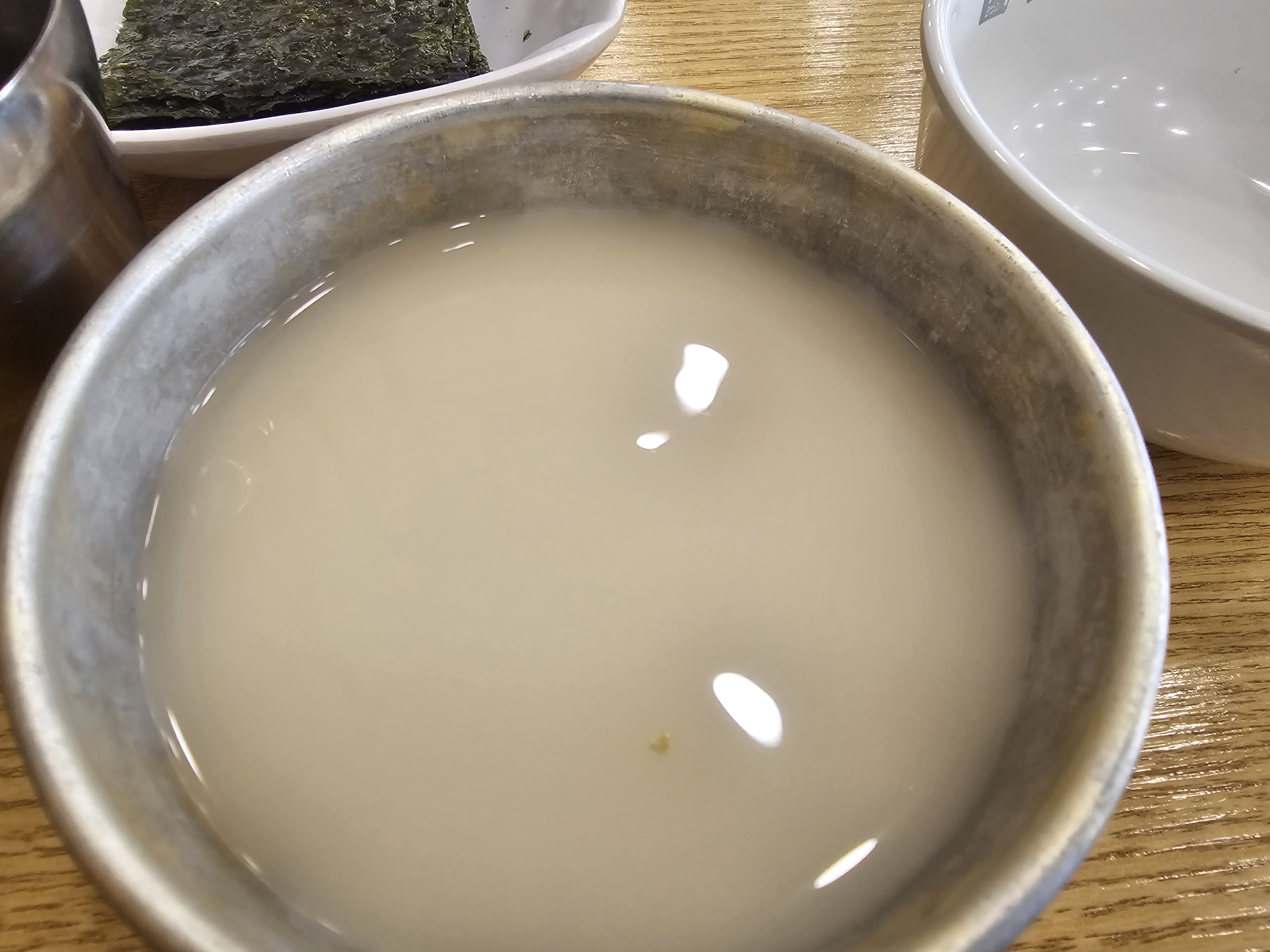 진주 황금코다리 무제한 막걸리, 스테인리스 잔에 담긴 막걸리
