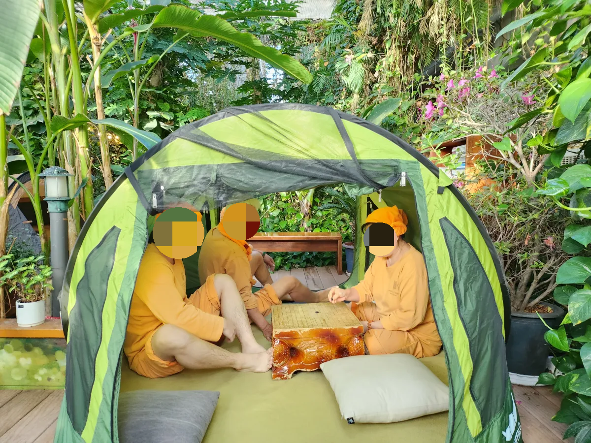 텐트-안에서-바둑을-두고있는-사람들