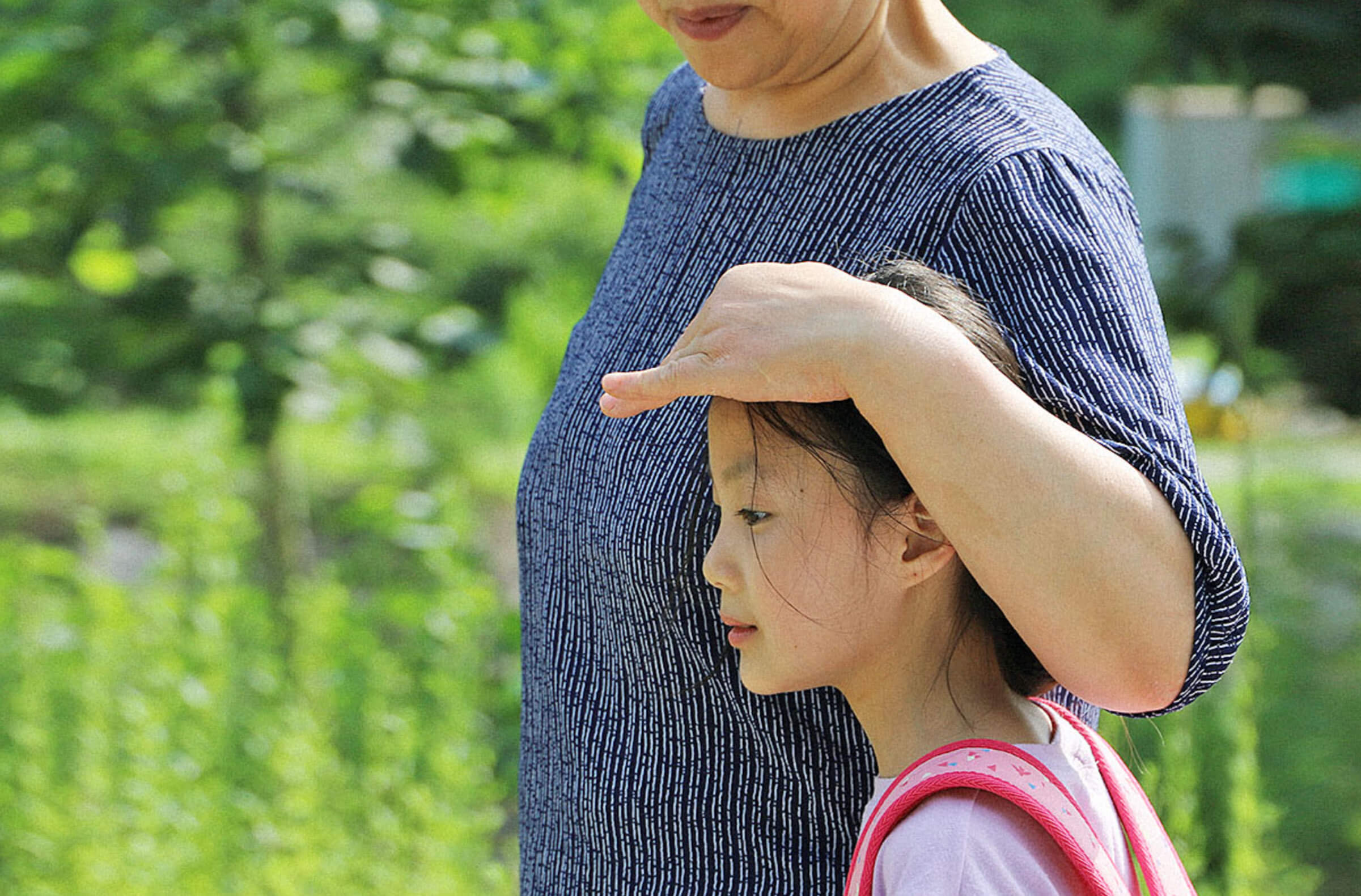 햇빛을 가려주는 할머니
