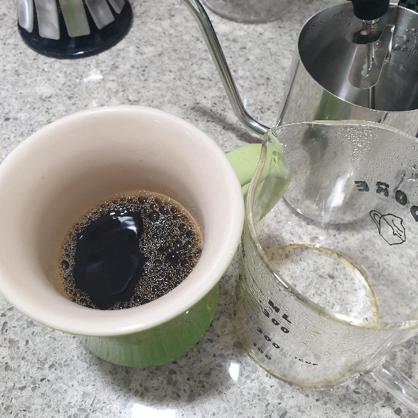 다이소 드리퍼: 추출 속도 조절 가능한 드리퍼 리뷰 및 레시피_추출 완료