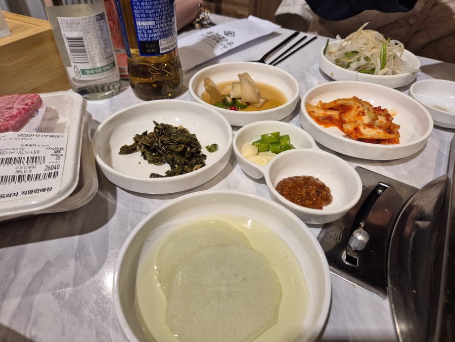 홍천 정육식당 너브내 숯불한우 밑반찬 사진, 한우와 함께 제공되는 기본 반찬 구성