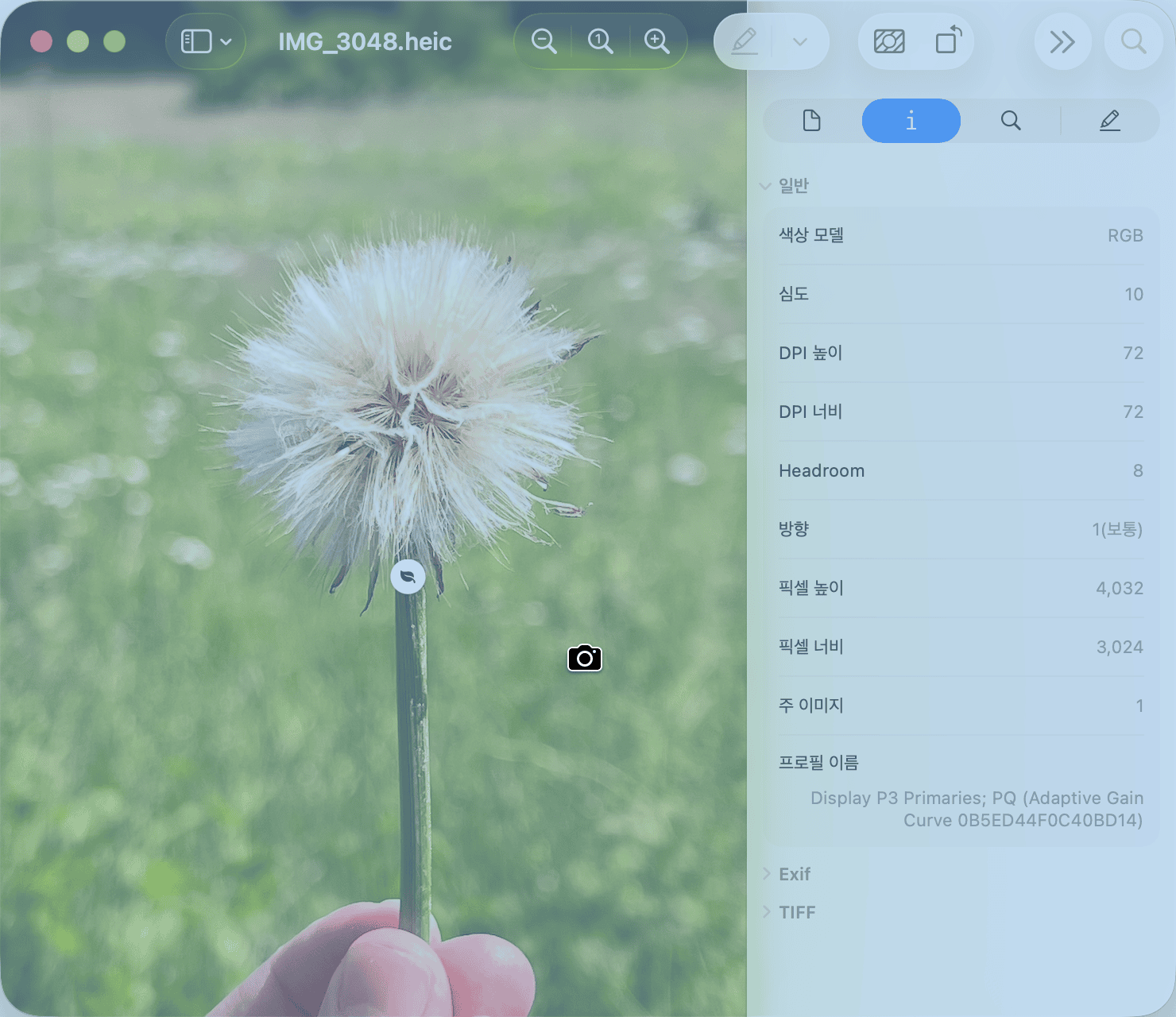 윈도우가 파란색으로 선택되고 카메라 포인터가 놓인 Apple 공식 macOS Tahoe 한국어 예시