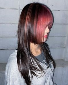 앞머리를-붉은-자주빛으로-멋있게-염색하고-자태를-뽐내는-여인