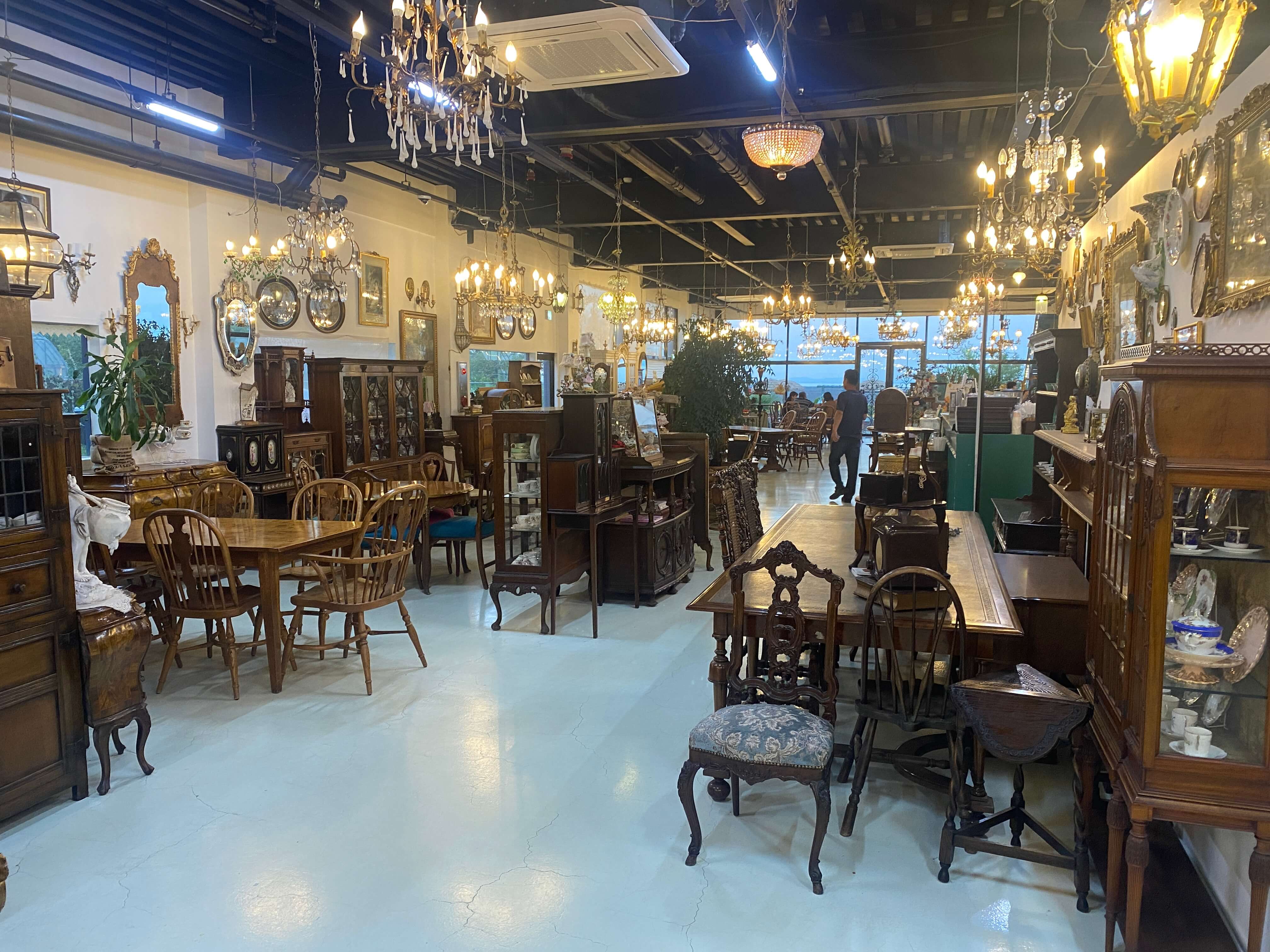 카페 프린스 1층 엔틱 가구들