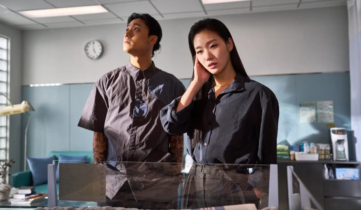 파묘-
병원안 회색반팔을 입은 봉길은 천정을 바라보고 검은 티에 검은 바지를 입은 김고은은 오른쪽 귀에 손을 가져다 댄채 진지하게 서있는 모습